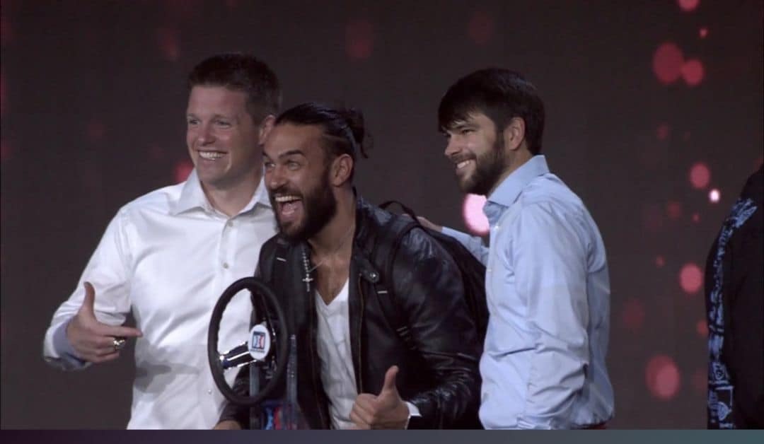 Mirko Sabia sul palco con il premio ricevuto negli Stati Uniti